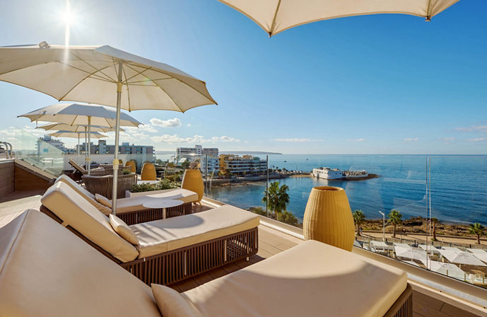 //www.jet2holidays.com/-/media/assets/product images - custom overview groups/pmi/aluasoul palma/pmi_70427_aluasoul-palma_060126_04_custom-overview--689-x-448.jpeg