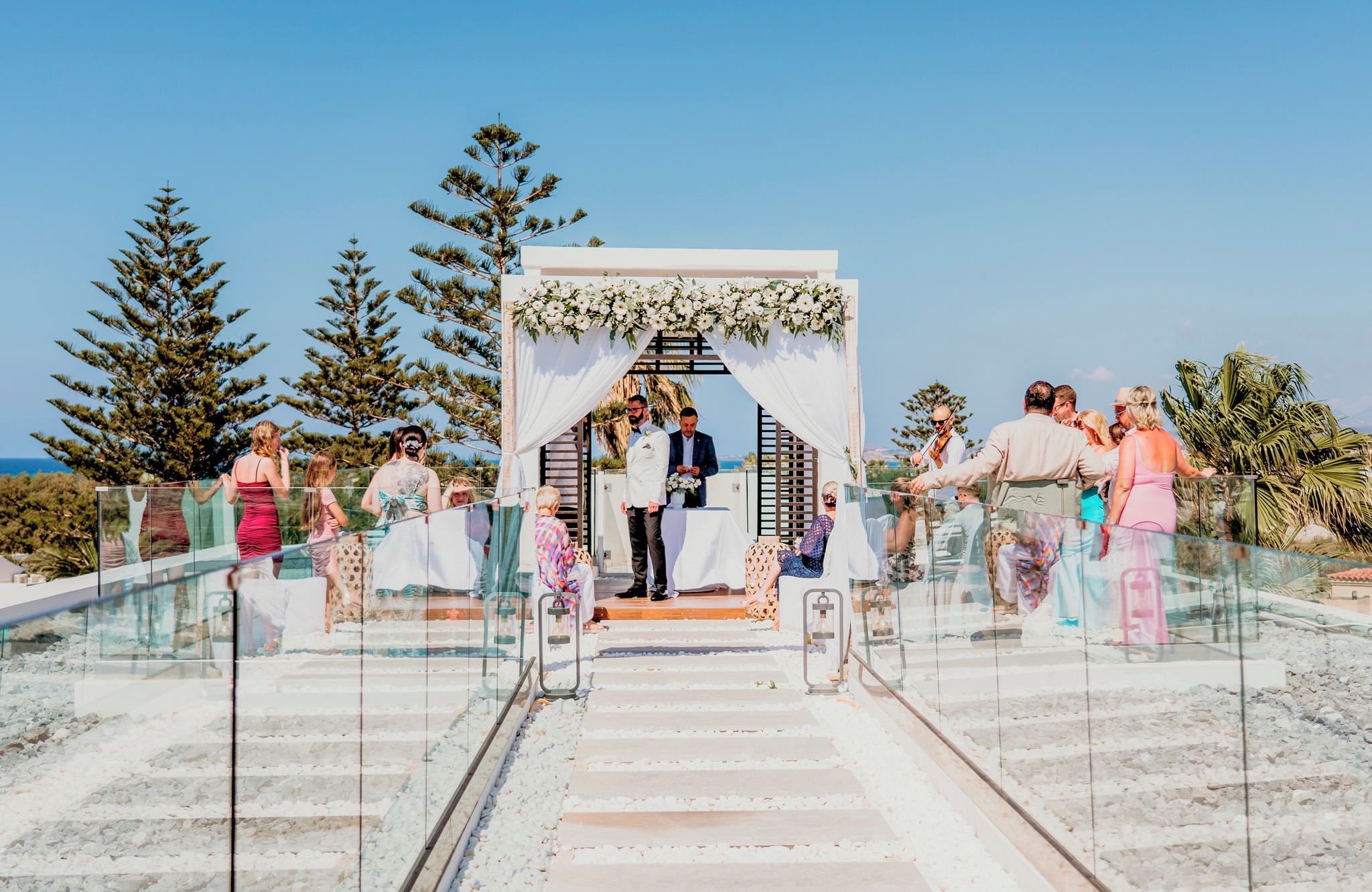 //www.jet2holidays.com/-/media/assets/wedding custom overviews/jet2 weddings images 101025/chq_her_79637_78778_grecotel_creta_palace_1025_jet2weddings_02_689x448.jpg