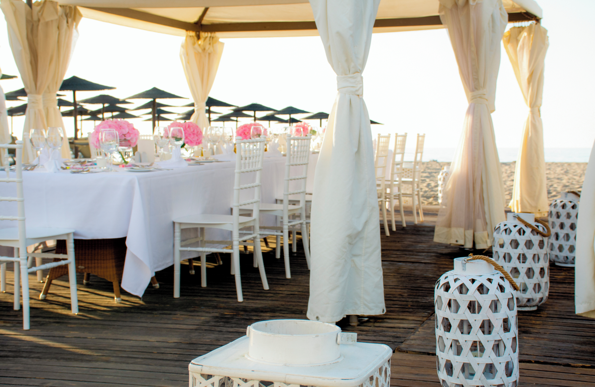 //www.jet2holidays.com/-/media/assets/wedding custom overviews/jet2 weddings images 101025/chq_her_79637_78778_grecotel_creta_palace_1025_jet2weddings_05_689x448.jpg