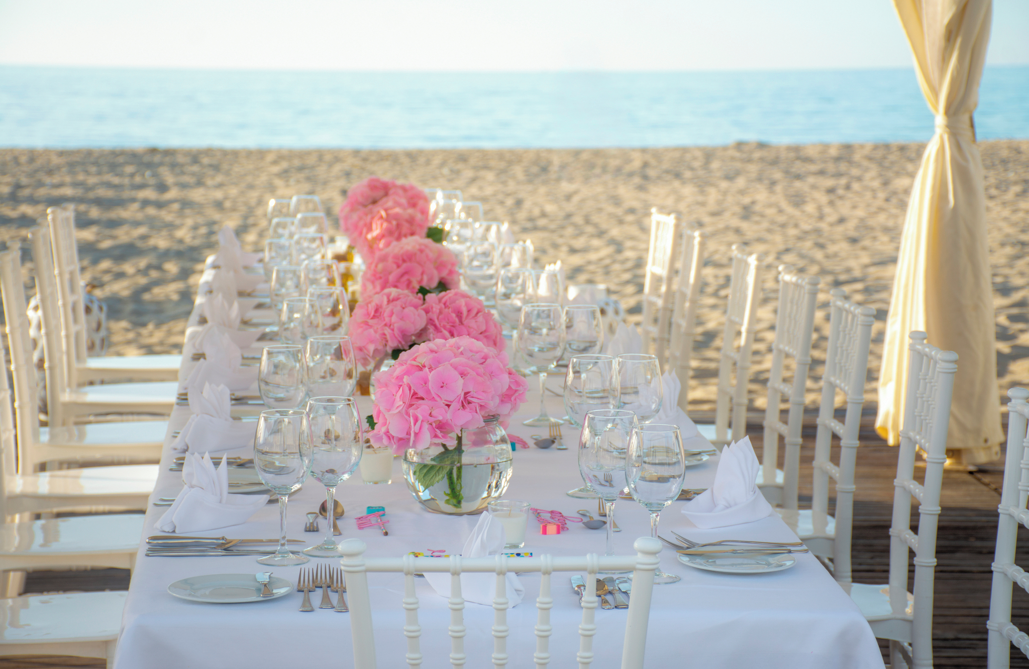 //www.jet2holidays.com/-/media/assets/wedding custom overviews/jet2 weddings images 101025/chq_her_79637_78778_grecotel_creta_palace_1025_jet2weddings_06_689x448.jpg