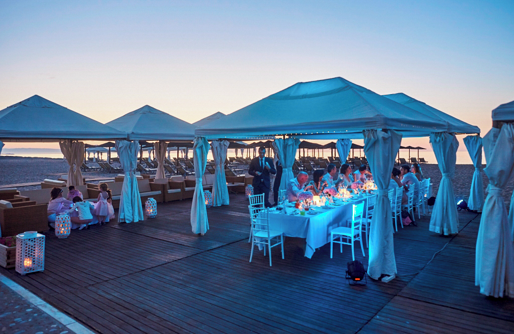 //www.jet2holidays.com/-/media/assets/wedding custom overviews/jet2 weddings images 101025/chq_her_79637_78778_grecotel_creta_palace_1025_jet2weddings_07_689x448.jpg