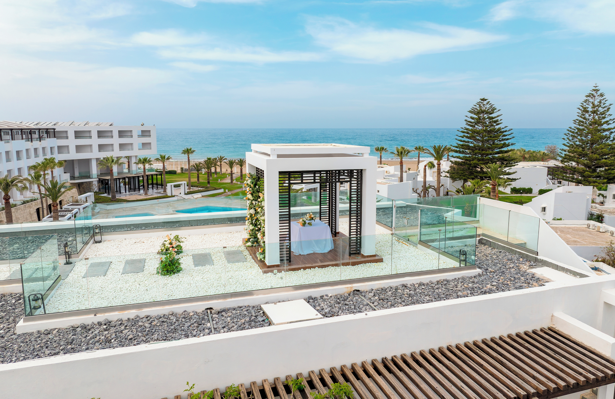 //www.jet2holidays.com/-/media/assets/wedding custom overviews/jet2 weddings images 101025/chq_her_79637_78778_grecotel_creta_palace_1025_jet2weddings_11_689x448.jpg