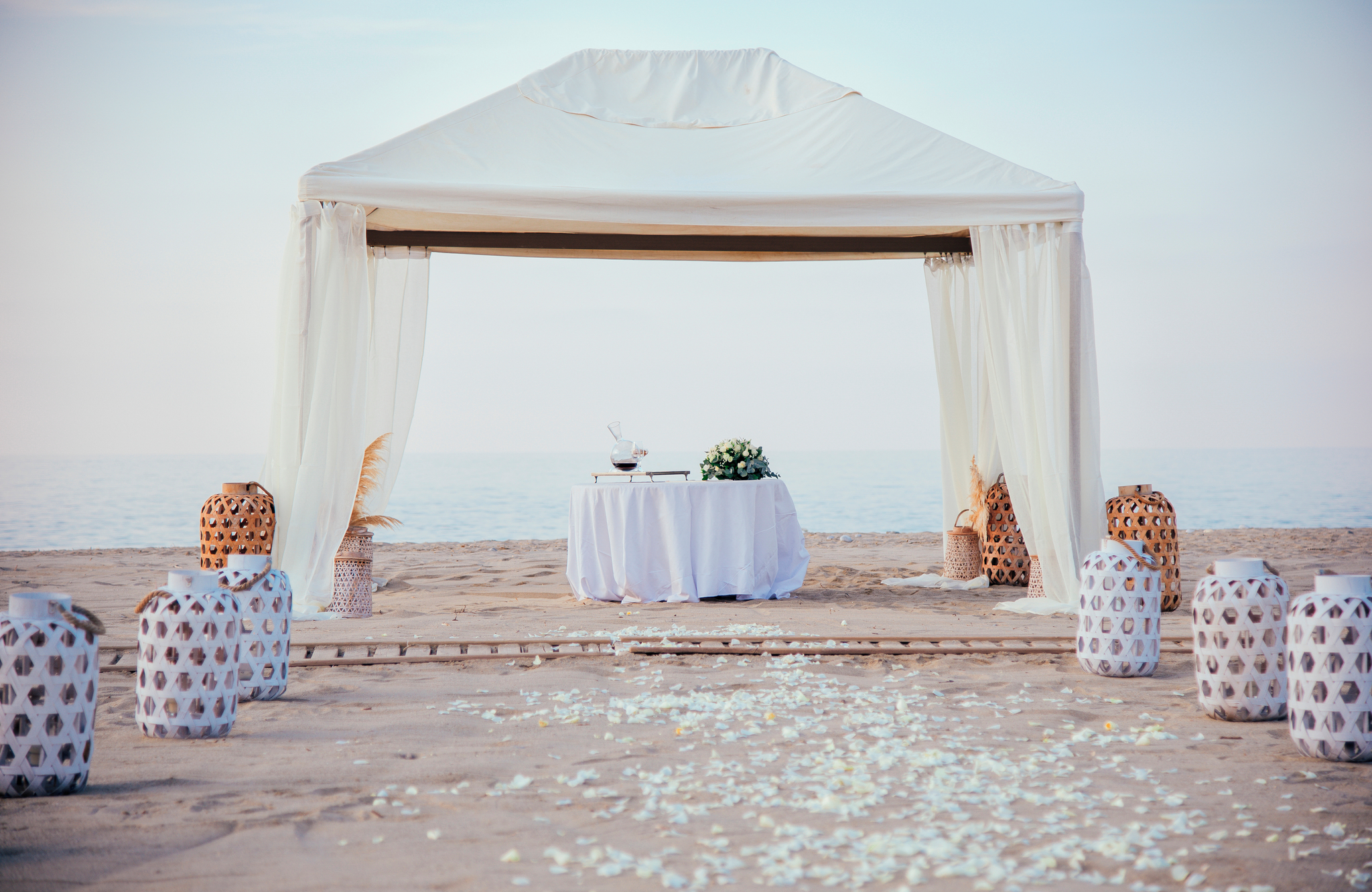 //www.jet2holidays.com/-/media/assets/wedding custom overviews/jet2 weddings images 101025/chq_her_81869_81870_grecotel_luxme_white_1025_jet2weddings_18_689x448.jpg