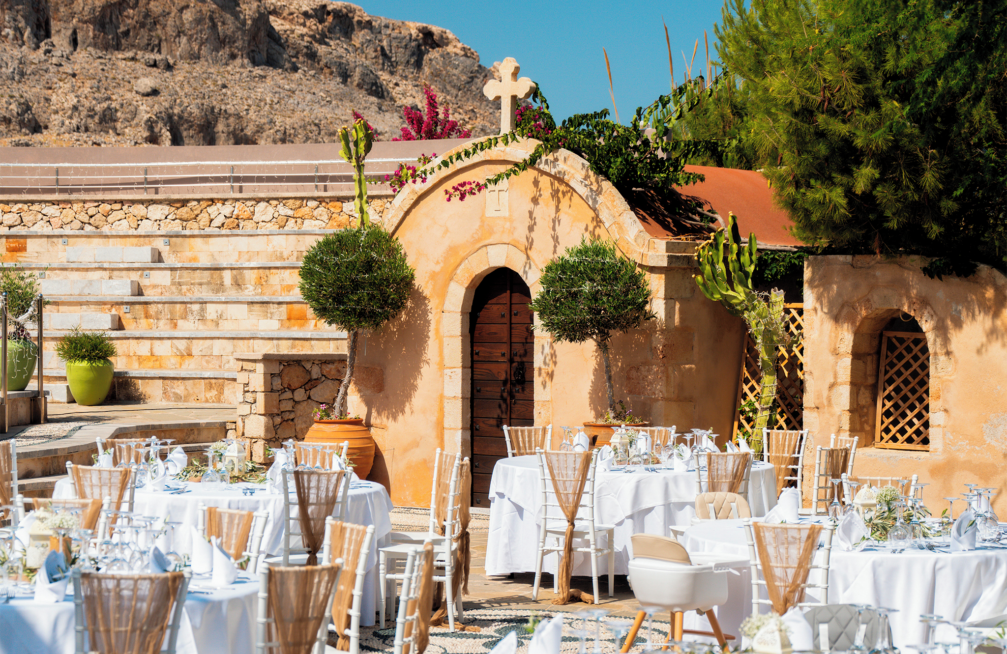 //www.jet2holidays.com/-/media/assets/wedding custom overviews/jet2 weddings images 101025/rho_69579_aquagrand_artistic_luxury_beach_resort_1025_jet2weddings_06_689x448.jpg