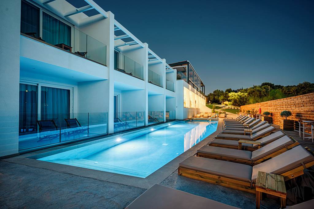 Magique Bleu Suites, Tragaki