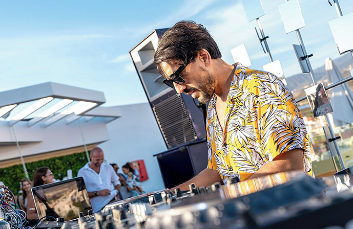 //www.jet2holidays.com/-/media/assets/mynd adeje co images/tfs_83519_mynd_adeje_0423_06.jpg