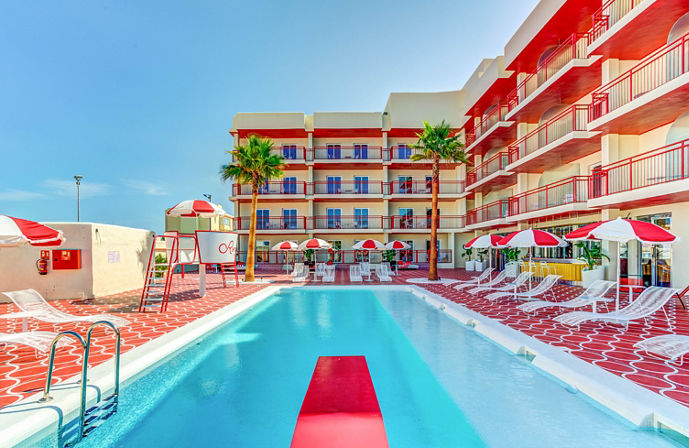 //www.jet2holidays.com/-/media/assets/product images - custom overview groups/ibz/concept pools/ibz_83208_romeos-ibiza_170226_02_custom-overview--689-x-448.jpeg