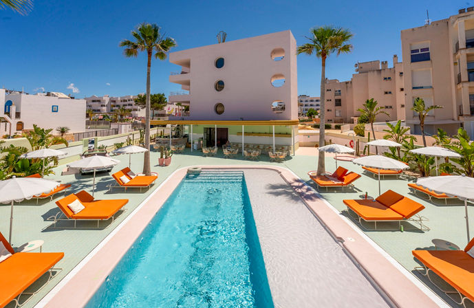 //www.jet2holidays.com/-/media/assets/product images - custom overview groups/ibz/concept pools/ibz_83899_grand-paradiso_191225_11_custom-overview--689-x-448.jpeg