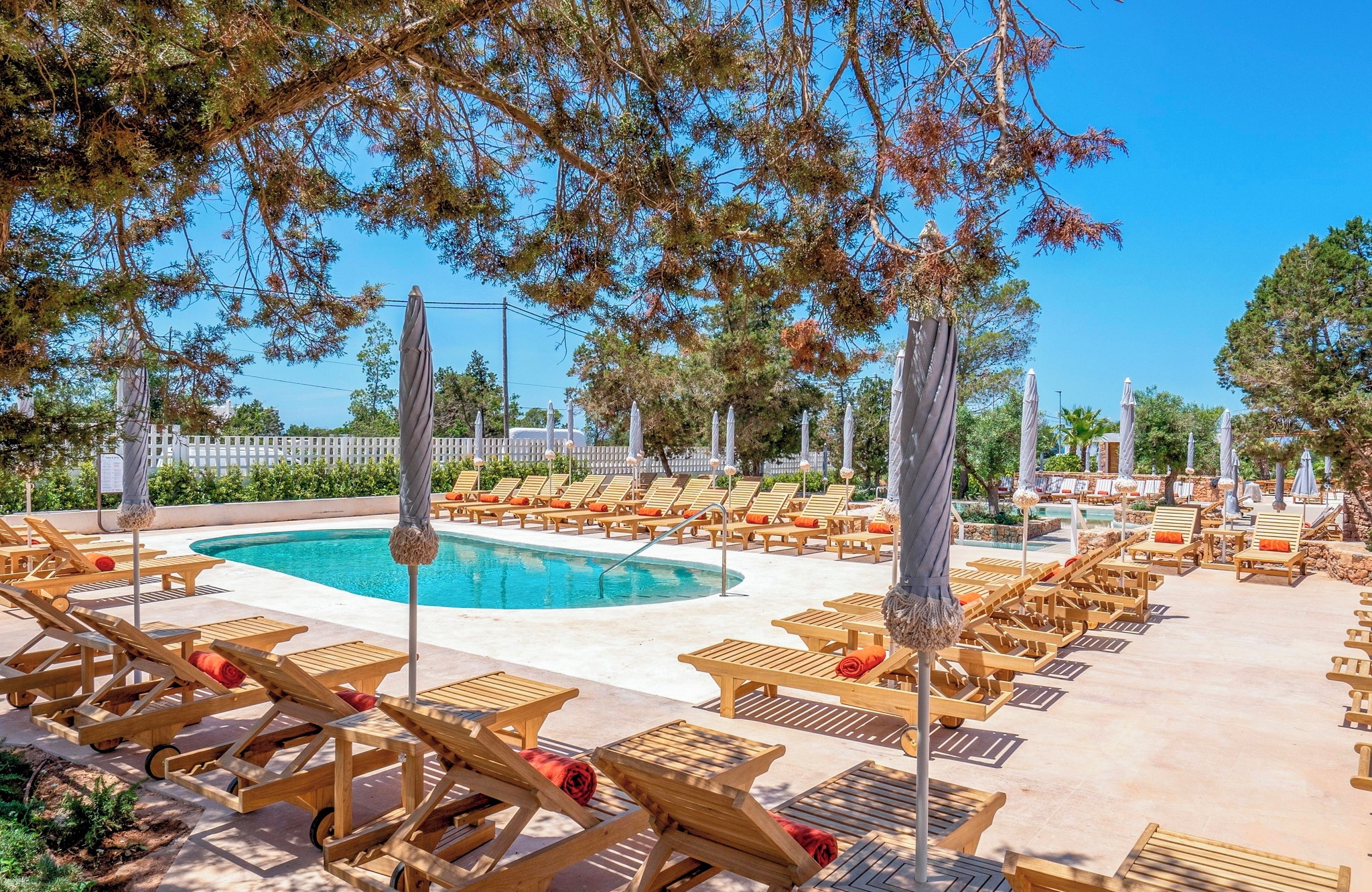 //www.jet2holidays.com/-/media/assets/product images - custom overview groups/ibz/trs ibiza/ibz_83112_trs_ibiza_hotel_1024_04_689x448.jpg