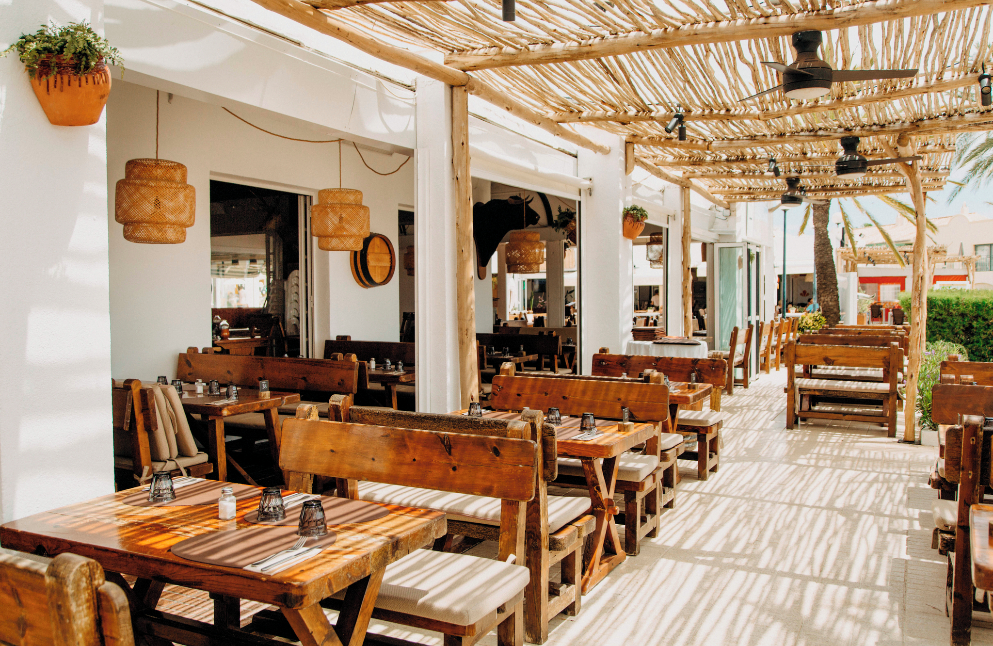 //www.jet2holidays.com/-/media/assets/product images - custom overview groups/mah/del lagos/mah82268lagoresortmenorcasuitesdellago062504689x448.jpg