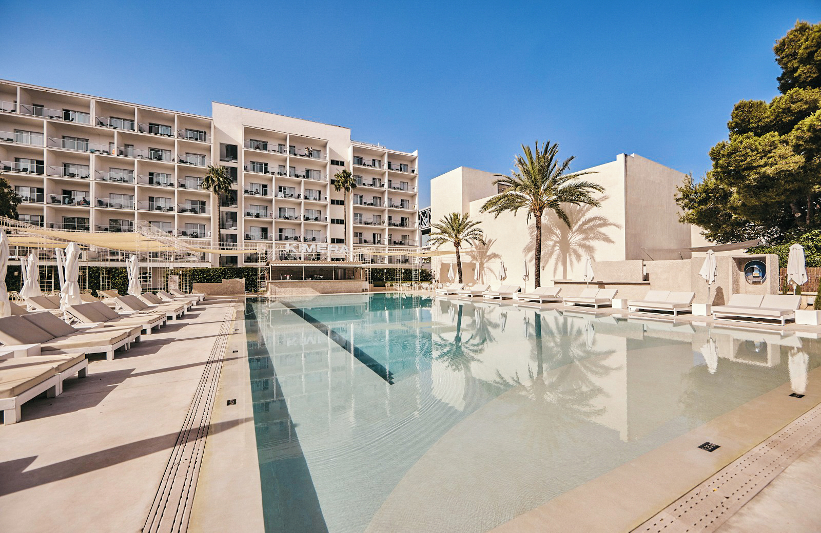 //www.jet2holidays.com/-/media/assets/product images - custom overview groups/pmi/astoria playa/pmi_70955_astoria_playa_0824_02_689x448.jpg