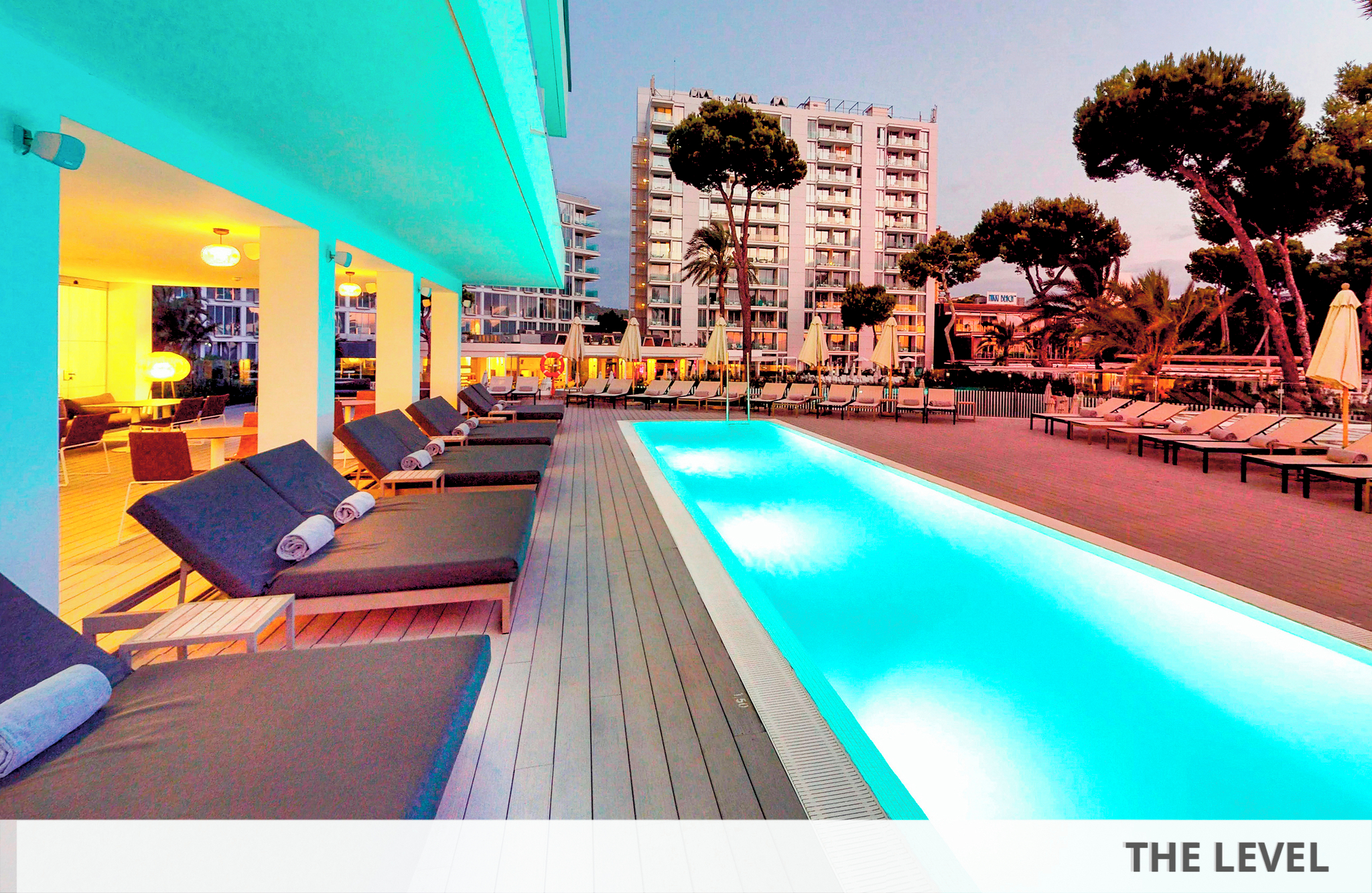 //www.jet2holidays.com/-/media/assets/product images - custom overview groups/pmi/melia/pmi_70617_melia_south_beach_0519_01_689x448.jpg