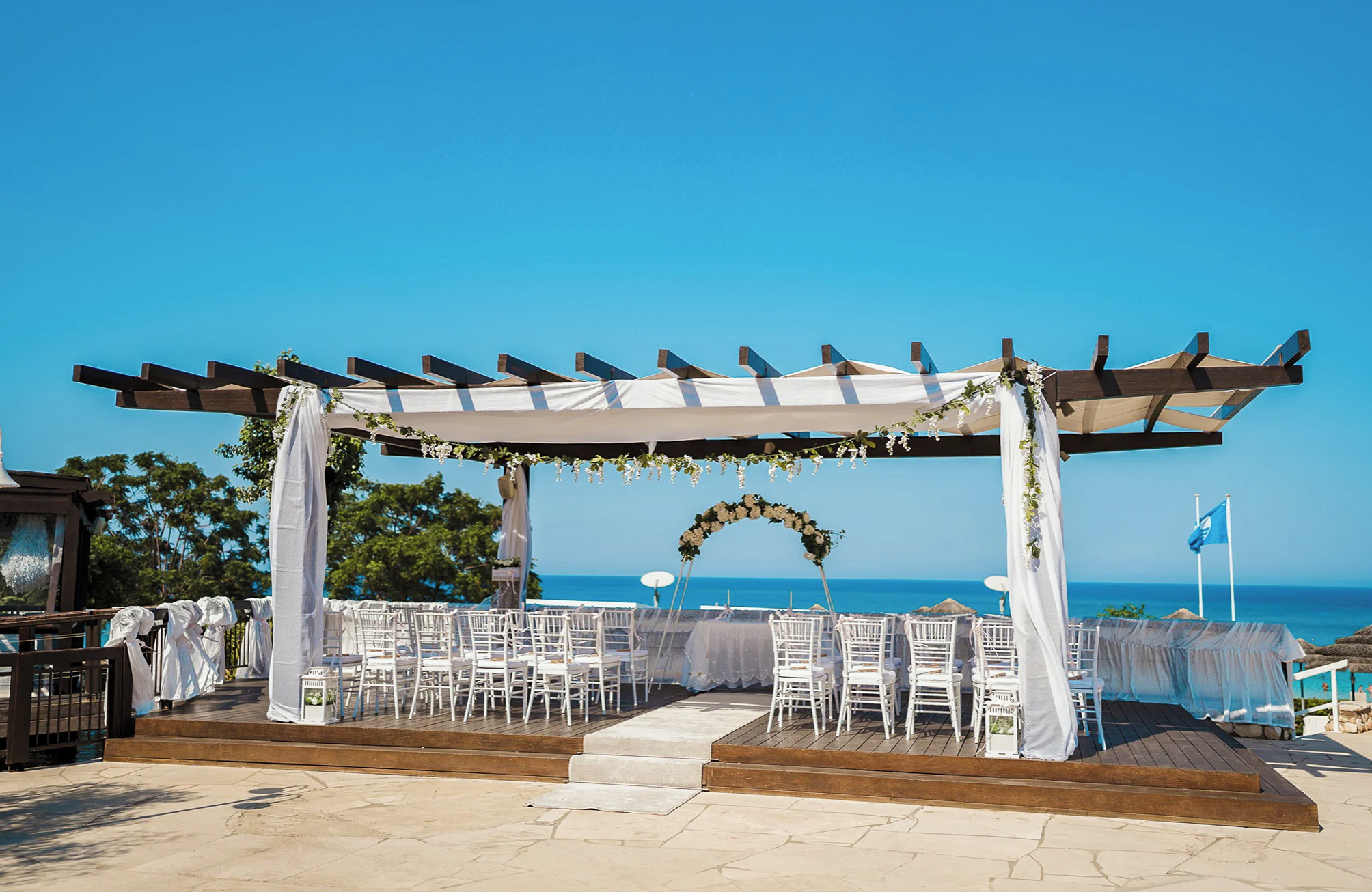 //www.jet2holidays.com/-/media/assets/wedding custom overviews/capo bay hotel/lca_78622_capo_bay_hotel_0725_01_689x448.jpg