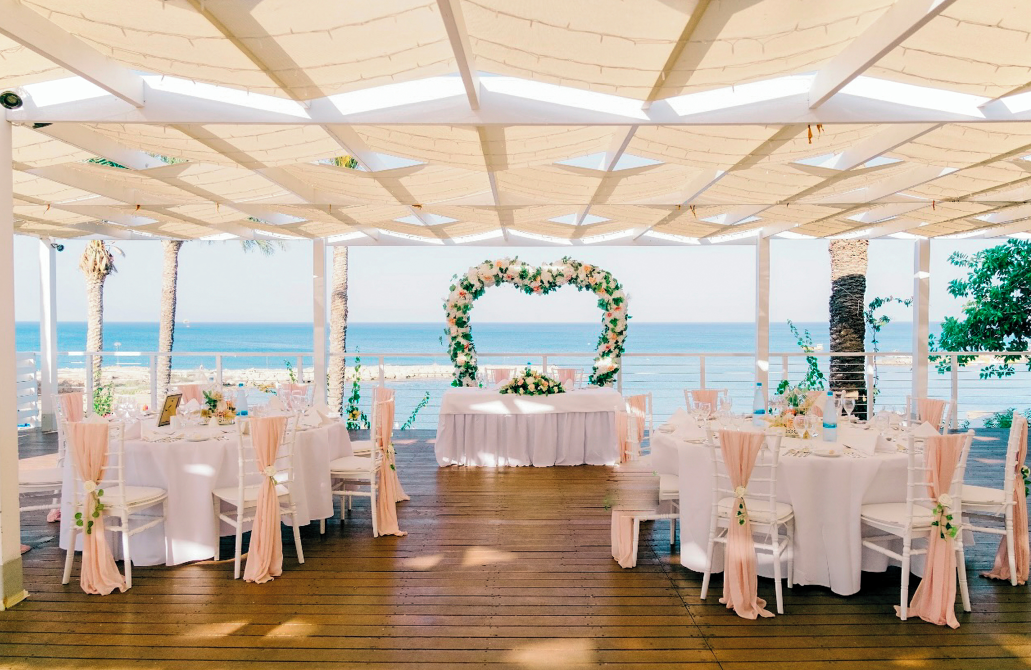 //www.jet2holidays.com/-/media/assets/wedding custom overviews/golden coast beach hotel/lca_70547_golden_coast_beach_hotel_0725_07_689x448.jpg