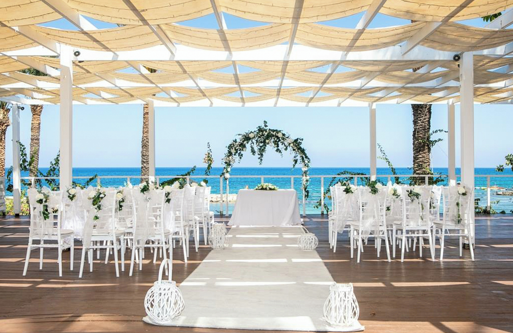 //www.jet2holidays.com/-/media/assets/wedding custom overviews/golden coast beach hotel/lca_70547_golden_coast_beach_hotel_0725_08_689x448.jpg