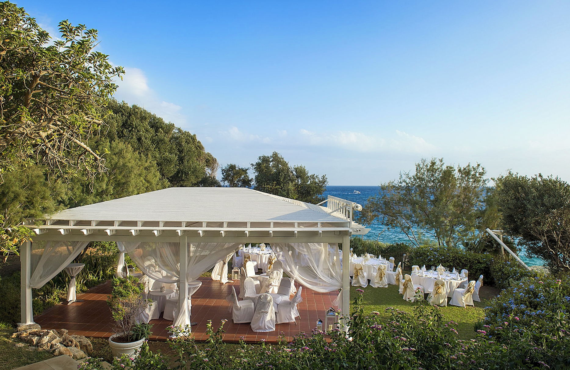 //www.jet2holidays.com/-/media/assets/wedding custom overviews/grecian sands/lca_70519_grecian_sands_hotel_0725_01_689x448.jpg