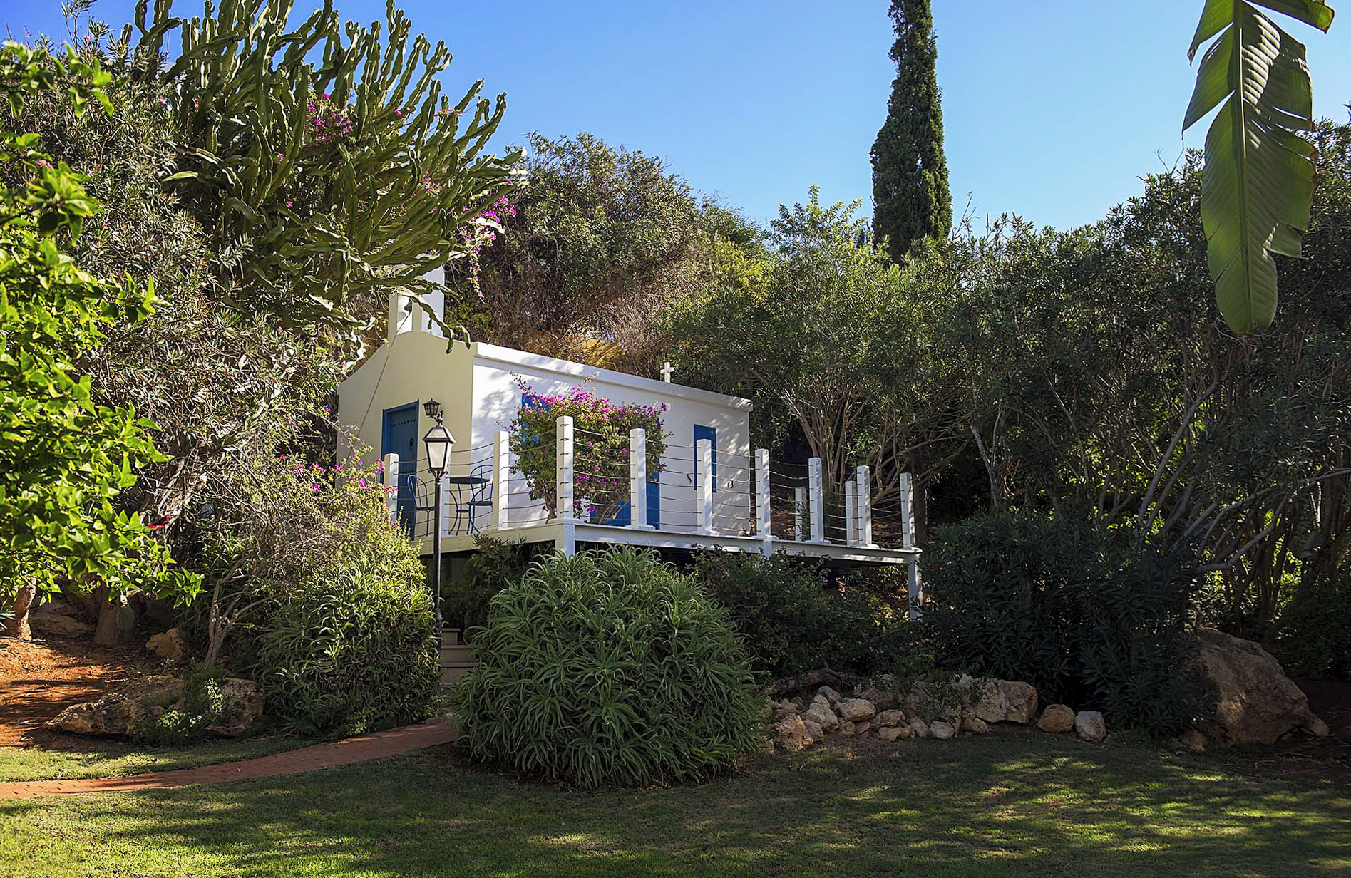 //www.jet2holidays.com/-/media/assets/wedding custom overviews/grecian sands/lca_70519_grecian_sands_hotel_0725_02_689x448.jpg