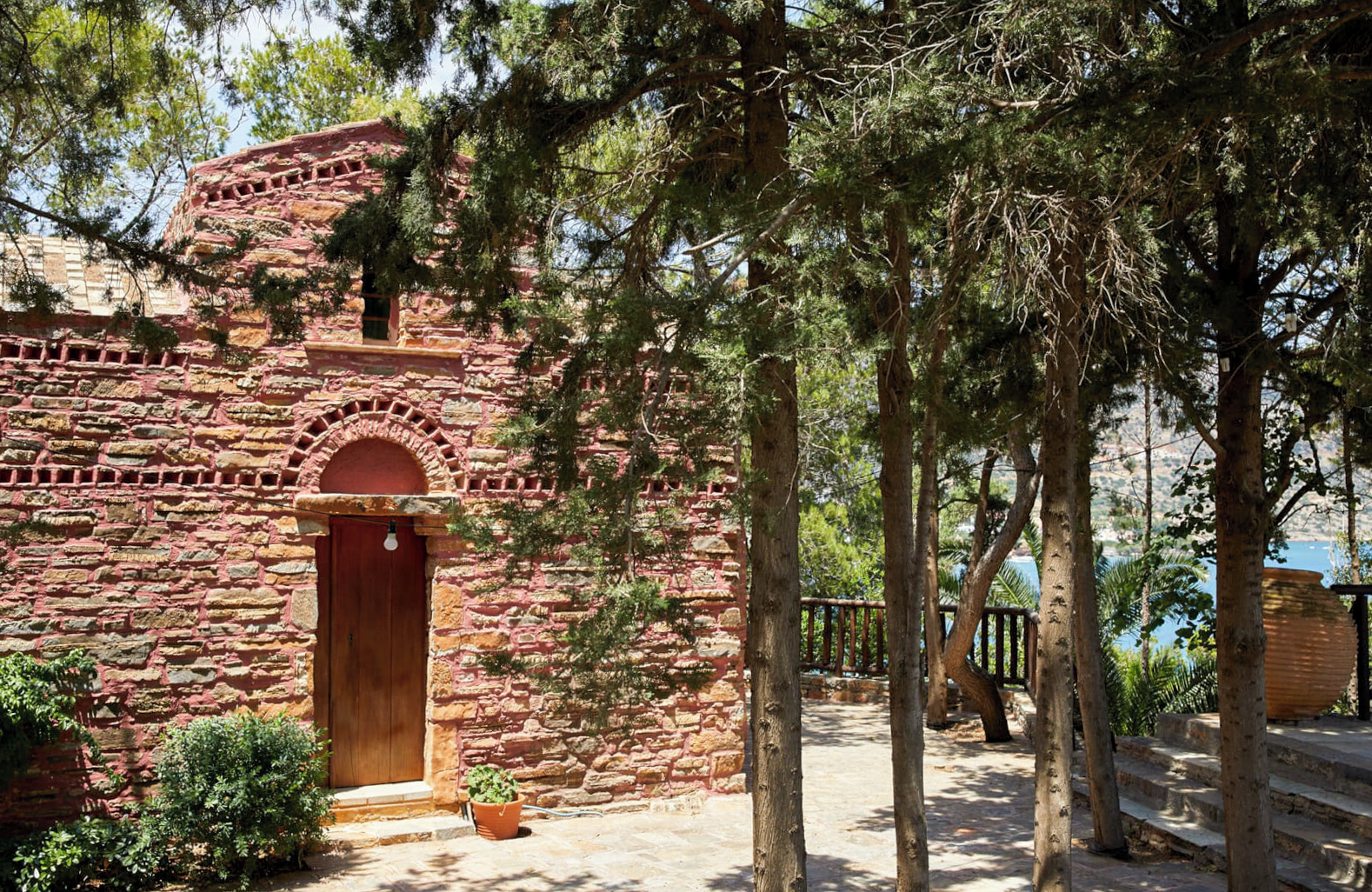 //www.jet2holidays.com/-/media/assets/wedding custom overviews/jet2 weddings images 101025/her_74642_mirabello_bay_luxury_resort_1025_jet2weddings_03_689x448.jpg