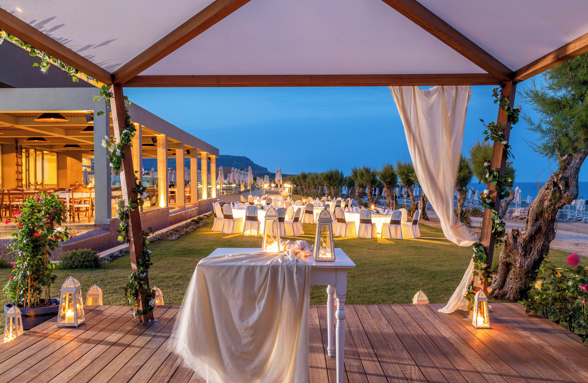 //www.jet2holidays.com/-/media/assets/wedding custom overviews/jet2 weddings images 101025/rho_74739_amanda_colossos_resort_1025_jet2weddings_04_689x448.jpg