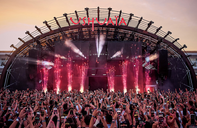 //www.jet2holidays.com/-/media/custom overview images/ibz/ushuaia/200325/ibz_88995_ushuaia_ibiza_beach_hotel_0325_02_689x448.jpg