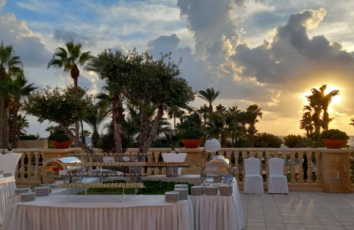 //www.jet2holidays.com/-/media/custom overview images/j2w/elysium/library terrace drinks reception 2.jpg