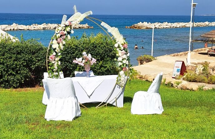 //www.jet2holidays.com/-/media/custom overview images/j2w/st georges hotel/beach garden venue 2.jpg