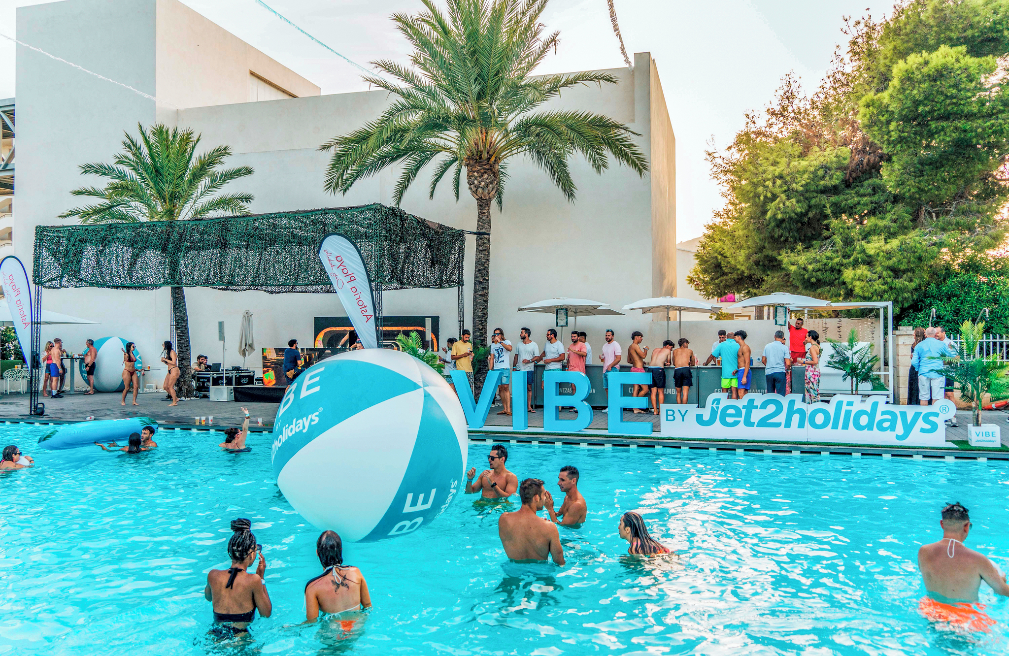 //www.jet2holidays.com/-/media/custom overview images/pmi/astroia playa/pmi_70955_astoria_playa_1124_02_689x448.jpg