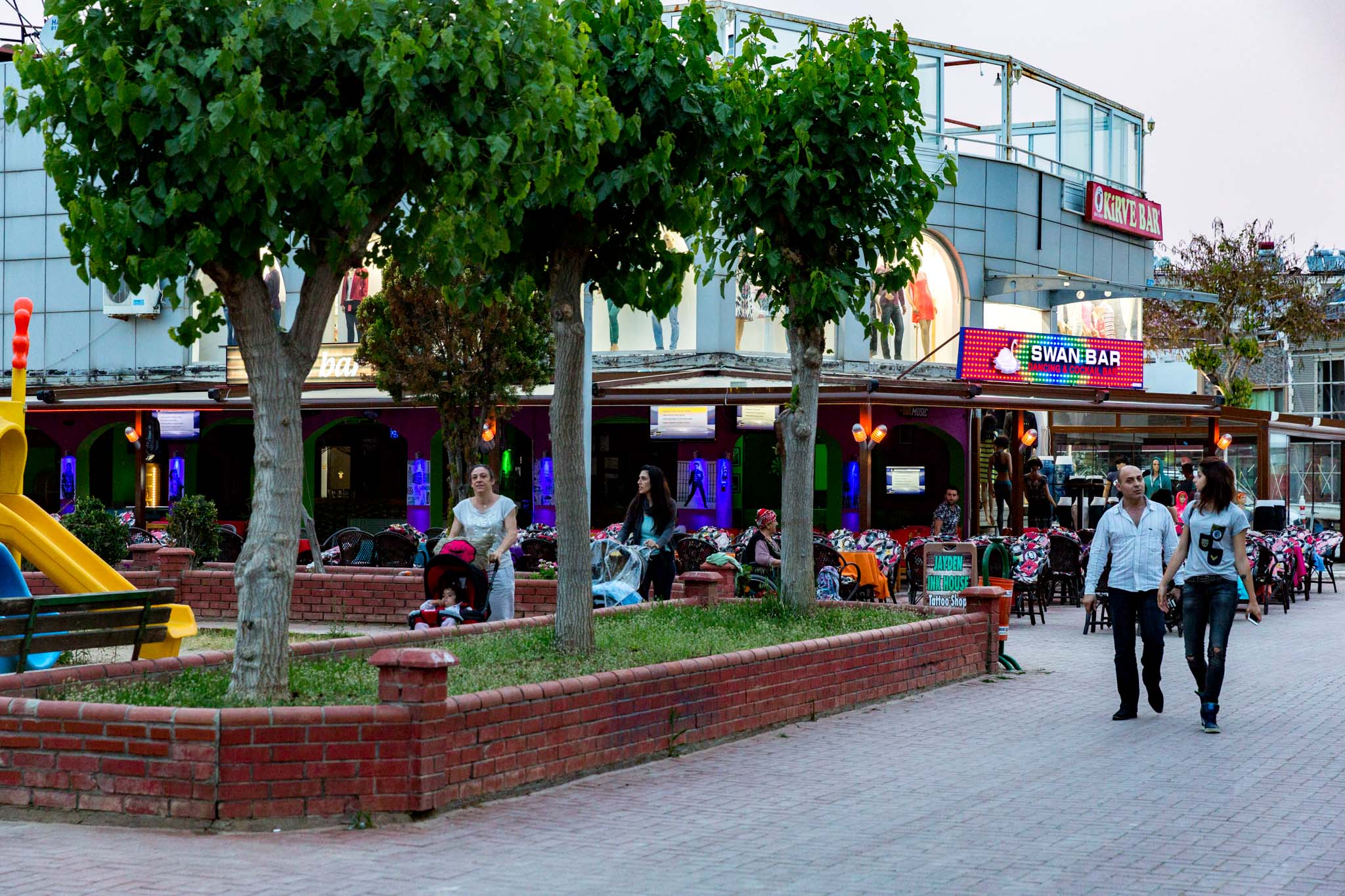 Dolphin Square's tourist shops