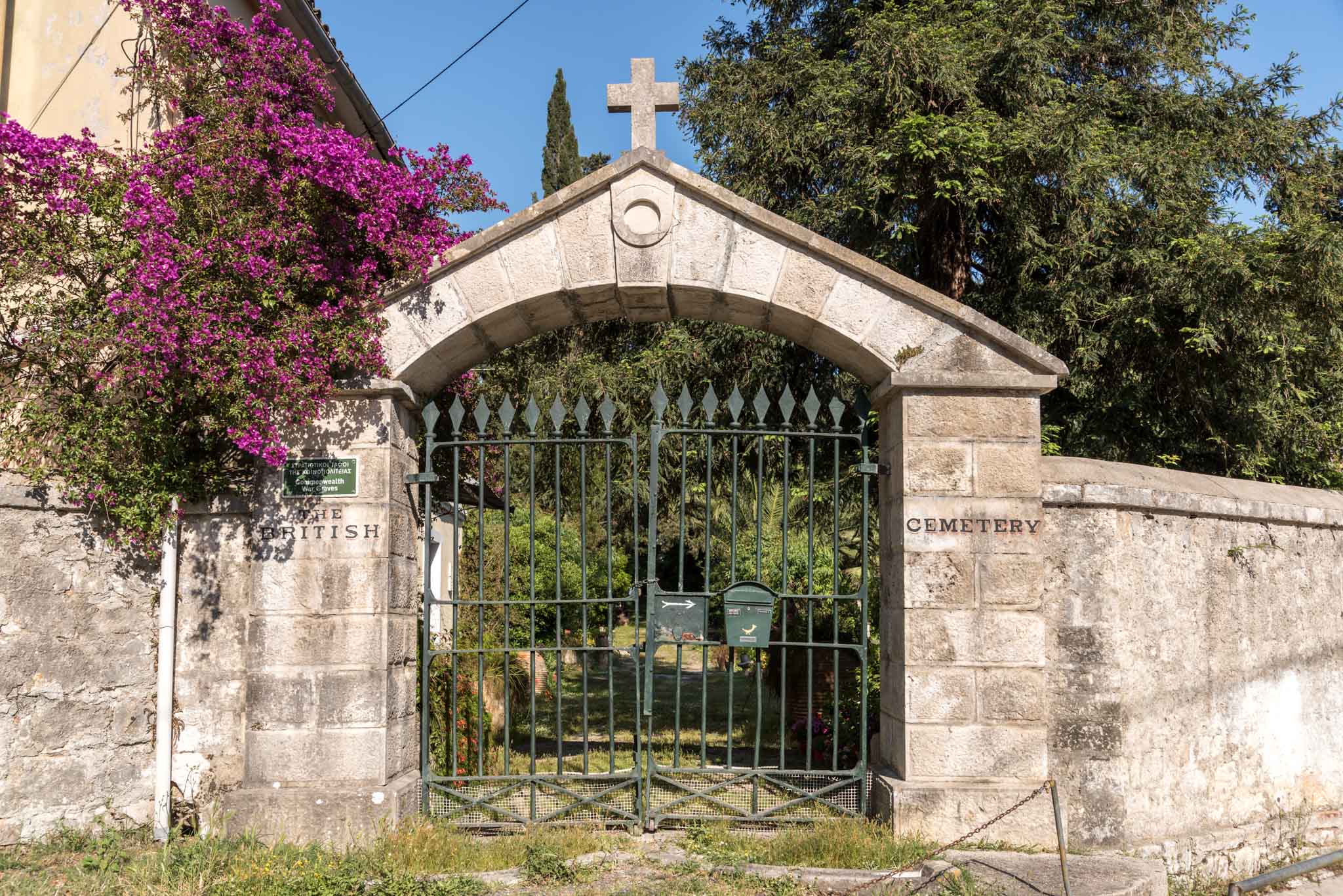 Garden paths can be uneven; gate access and opening arrangements should be checked locally.