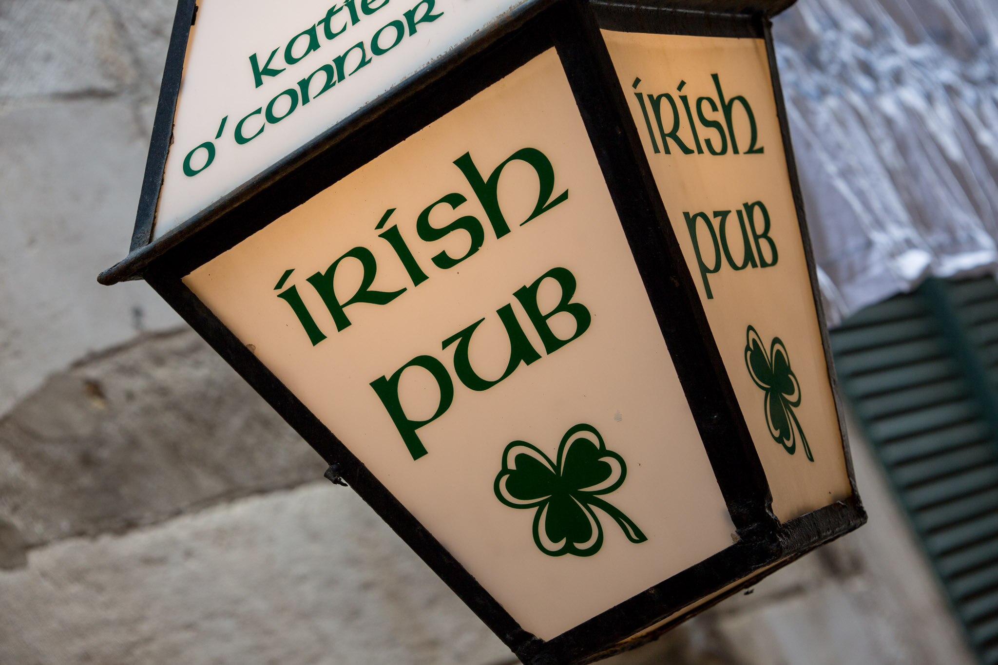 Irish pubs showing live sports