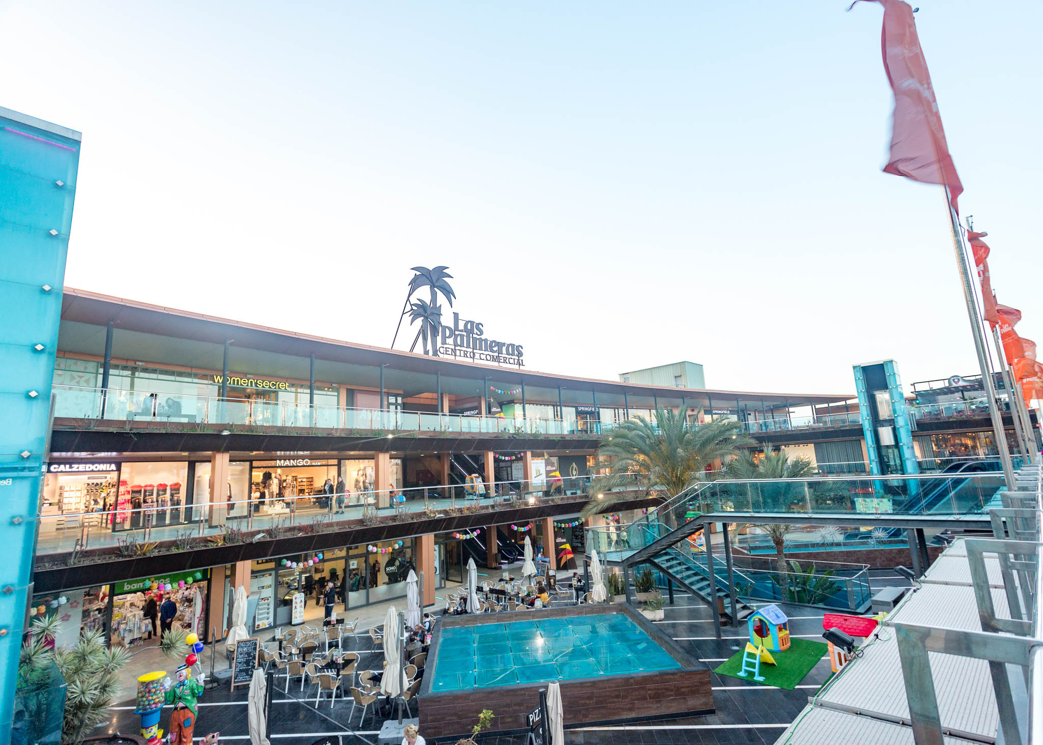 Las Palmeras Shopping Centre