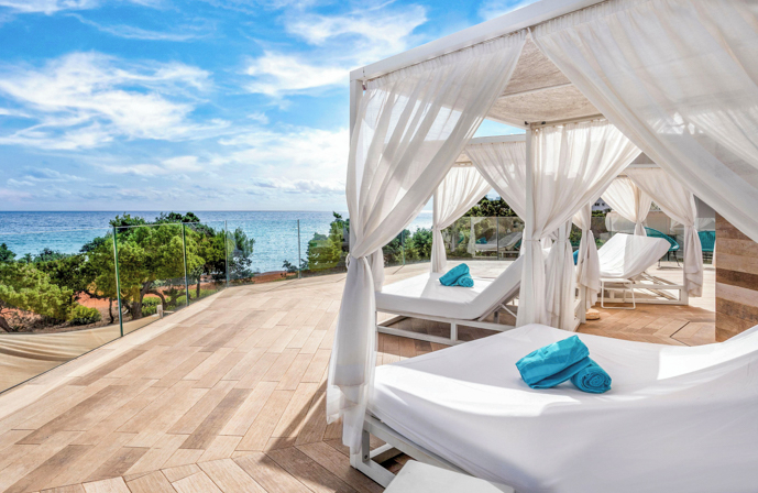 //www.jet2holidays.com/-/media/ibz tropic garden/ibz_70689_tropic_garden_hotel_apartments_1124_02_689x448.jpg