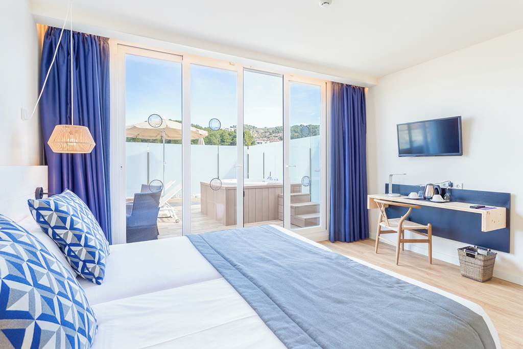 FERGUS Soller Beach | Jet2holidays