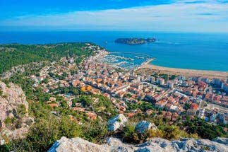 Seaside town with beach and views of the Medes Islands in L’Estartit.