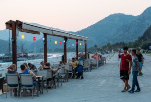 Relaxed bars on Ölü Deniz waterfront