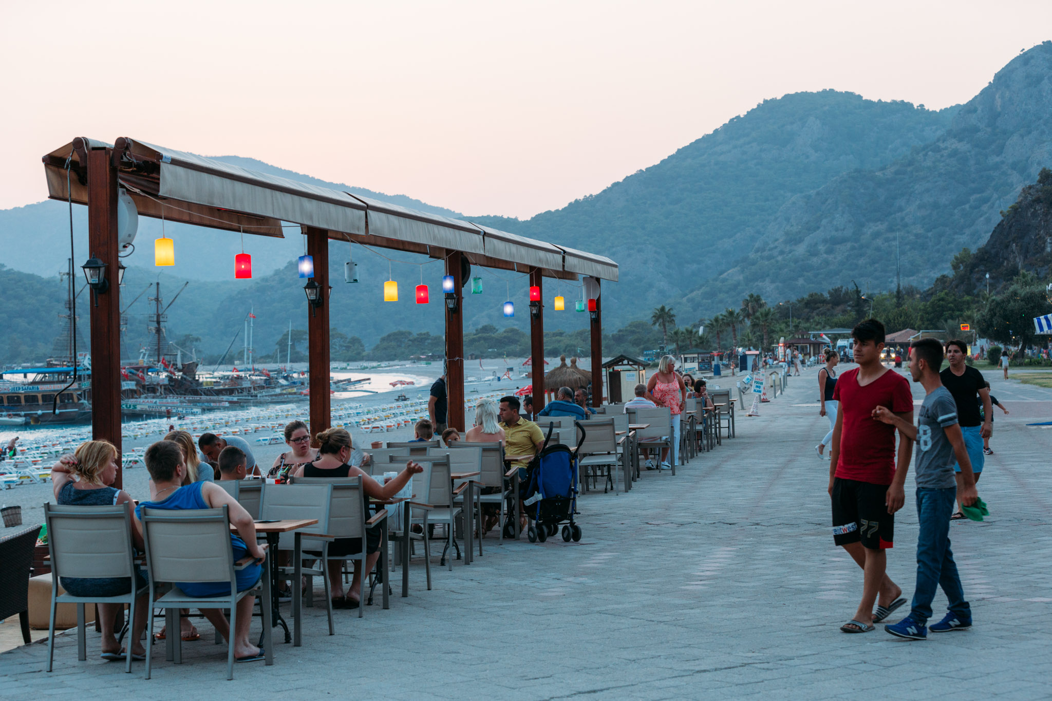 Relaxed bars on Ölü Deniz waterfront